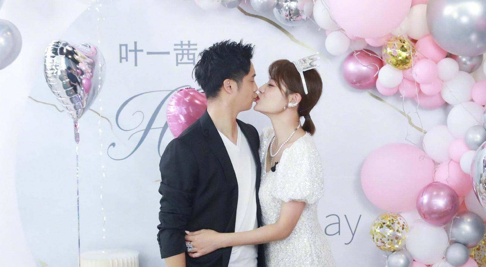 无限翻滚小球
